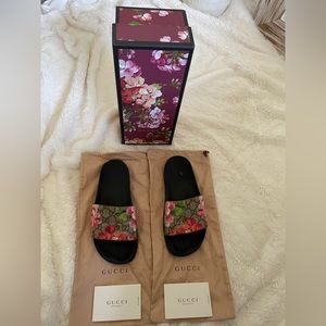 GUCCI GG blooms supreme slide sandal** Authentic